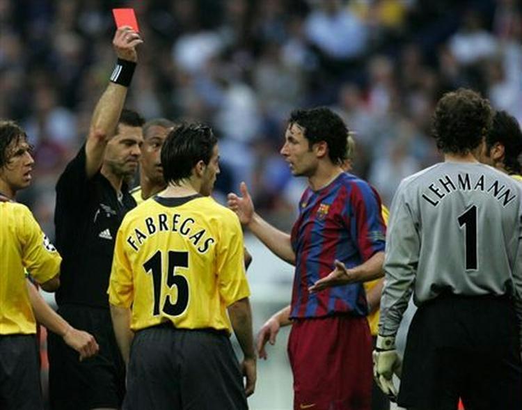 Dommer Terje Hauge præsenterer Arsenal-keeper Lehmann for det røde kort. - Foto: AP 