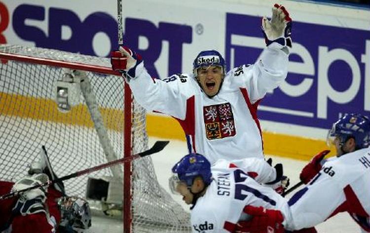 Tjekkerne jubler efter Jaroslav Hlinkas scoring mod russerne. Tjekkiet er nu klar til semifinalen ved VM. - Foto: AP 