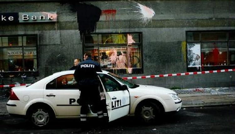 En flok unge demonstranter fra Ungdomshuset på Jagtvej på Nørrebro kastede maling og smadrede vinduer i Danske Bank under en demonstration. - Foto: Anders Birch 