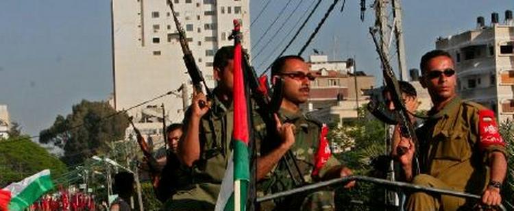 Medlemmer af den ny Hamas-styrke viser muskler i gaderne i Gaza By. - Foto: AP 