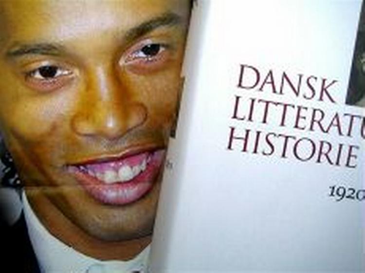 DILEMMA. Ronaldinho forsøgte at trække Bibliopaten væk fra den nye litteraturhistories bind 4, men det lykkedes ikke ...   Foto: Pattypix 