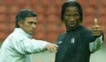 Chelseas træner Jose Mourinho gør det klart for stjerneangriberen Didier Drogba, at han ikke kommer fra Chelsea de næste to år. - Arkivfoto: AP 