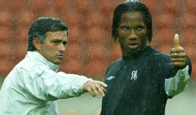 Chelseas træner Jose Mourinho gør det klart for stjerneangriberen Didier Drogba, at han ikke kommer fra Chelsea de næste to år. - Arkivfoto: AP 