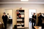 Der var spænding på landets skattekontorer i marts, da de ansatte fik at vide, hvem der skal flyttes til et andet skattekontor. Her venter de ansatte i Skattehuset i Gørlev på Vestsjælland.   Arkivfoto: Joachim Adrian 