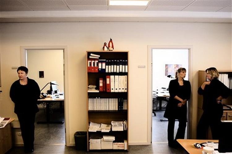 Der var spænding på landets skattekontorer i marts, da de ansatte fik at vide, hvem der skal flyttes til et andet skattekontor. Her venter de ansatte i Skattehuset i Gørlev på Vestsjælland.   Arkivfoto: Joachim Adrian 