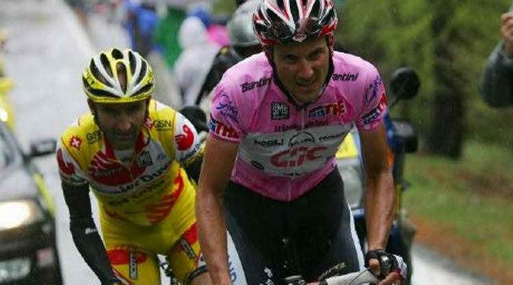 Ivan Basso foran landsmanden Leonardo Piepoli på vej op ad San Carlo-passet. - Foto: AP 