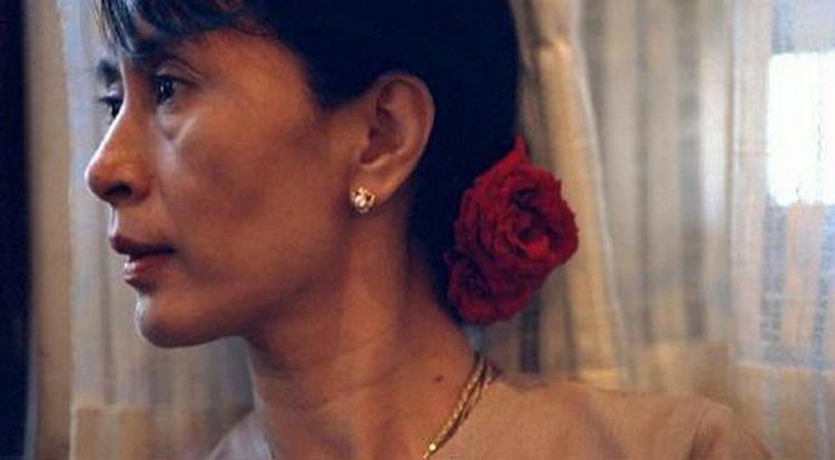 For første gang i tre år fik Aung San Suu Kyi gæster udefra, da FN's politiske chef hende besøgte hende. - Arkivfoto: Joachim Ladefoged 