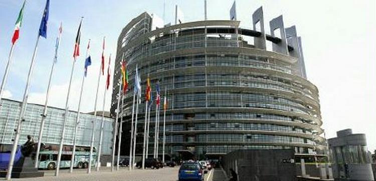 Europaparlamentets bygning i Strasbourg , hvor parlamentets medlemmer rejser til fra Bruxelles en gang om måneden. - Foto: Johnny Frederiksen 