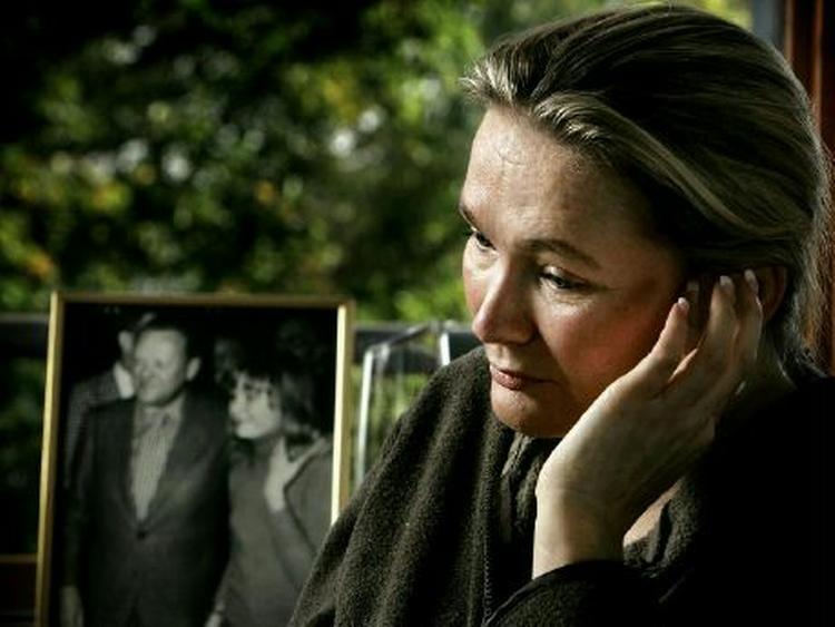 Søsser Krags bog om sin far har mødt og møder stadig massiv modstand. Her er hun foran et billede af den tidligere statsminister. - Foto: 