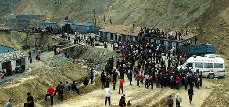 Lokale landsbybeboere og redningsarbejdere flokkes omkring indgangen til minen i den nordlige Shanxi-provins . - Foto: AP 
