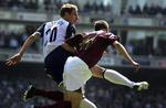 Michael Dawson (t.v.) i kamp med Arsenals Mathieu Flamini. - Arkivfoto: AP. 