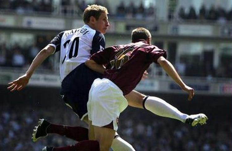 Michael Dawson (t.v.) i kamp med Arsenals Mathieu Flamini. - Arkivfoto: AP. 