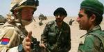 En britisk soldat er i færd med at træne afghanske sikkerhedsstyrker. - Foto: AP 