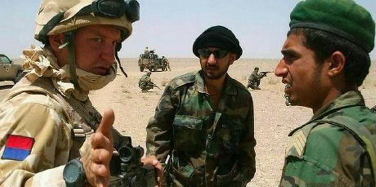En britisk soldat er i færd med at træne afghanske sikkerhedsstyrker. - Foto: AP 