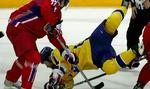 Tjekkiets Patrik Stefan og Sveriges Michael Nylander støder sammen i VM-finalen i Ishockey. - Foto: AP 