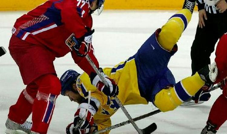 Tjekkiets Patrik Stefan og Sveriges Michael Nylander støder sammen i VM-finalen i Ishockey. - Foto: AP 