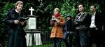 Digteren Lars Skinneback læser op ved Søren Kierkegaards gravsted. Foto: Miriam Dalsgaard 