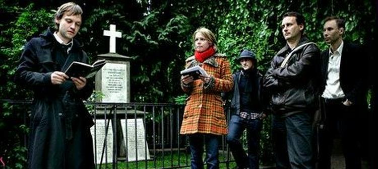 Digteren Lars Skinneback læser op ved Søren Kierkegaards gravsted. Foto: Miriam Dalsgaard 
