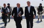 Den britiske Irak-ambassadør William Patey tager imod premierminister Blair ved ankomsten til Bagdad. - Foto: AP 