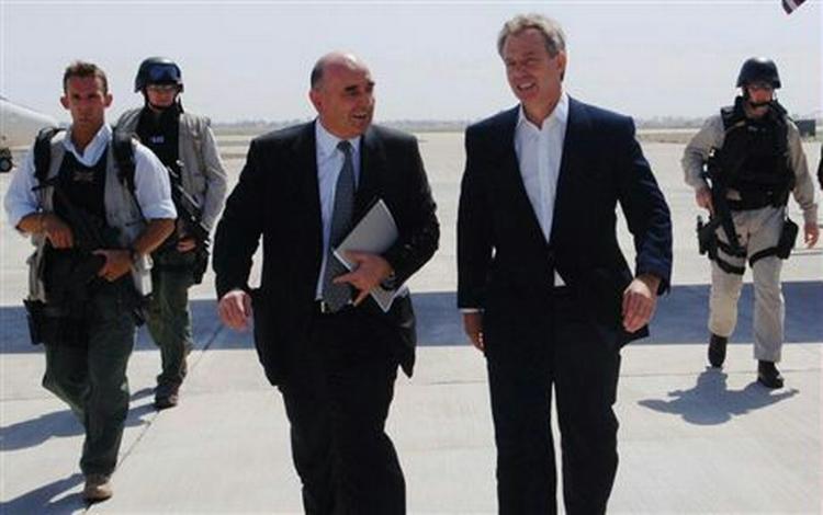 Den britiske Irak-ambassadør William Patey tager imod premierminister Blair ved ankomsten til Bagdad. - Foto: AP 
