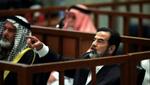 Saddam Hussein råber efter dommeren under dagens retshandlinger i Irak. - Foto: AP 