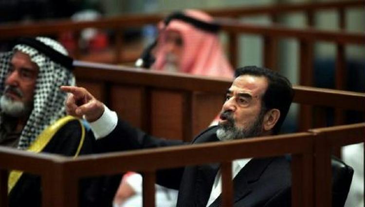 Saddam Hussein råber efter dommeren under dagens retshandlinger i Irak. - Foto: AP 