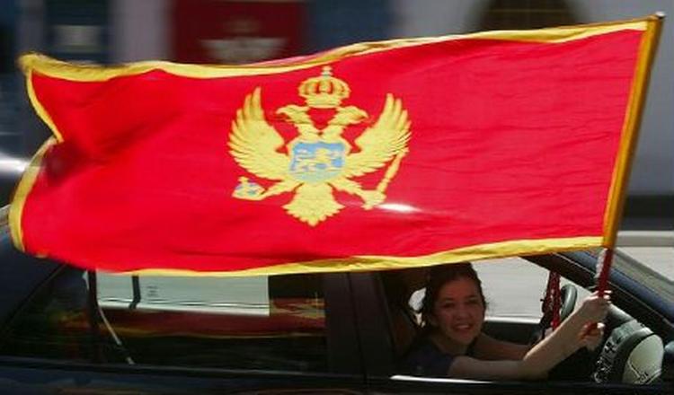 Jubelen var stor i Podgoricas gader, da resultatet af afstemningen i Montenegro i løbet af dagen tydede på et ja til uafhængighed af Serbien. - Foto: AP 
