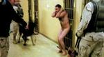 På et par af de fotos, der dokumenterer mishandlingen af fanger i Abu Ghriab-fængslet, benytter militærfolk sig af hunde. En hundefører skal nu for retten for mishandling. - Arkivfoto: AP 