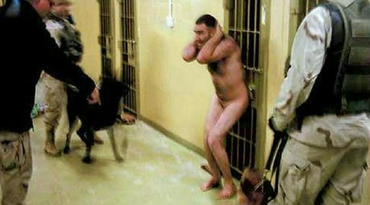 På et par af de fotos, der dokumenterer mishandlingen af fanger i Abu Ghriab-fængslet, benytter militærfolk sig af hunde. En hundefører skal nu for retten for mishandling. - Arkivfoto: AP 