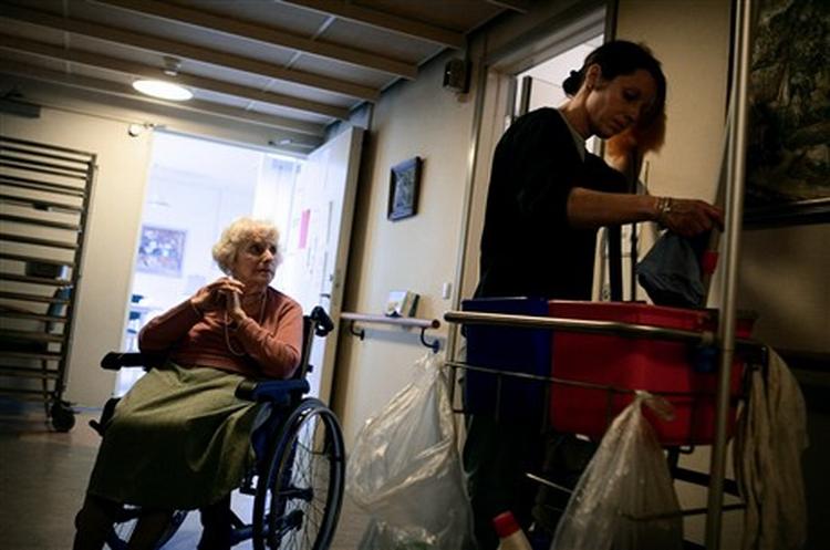 Miriam Feldman fik gjort rent for første gang i tre uger. Målet er ellers rengøring hver 14. dag, men Fælledgården mangler personale.   Foto: Joachim Adrian 