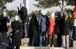 Kvinder stimler sammen ved hegnet rundt om stadion i Teheran for at følge landsholdets træning. - Foto: AP 