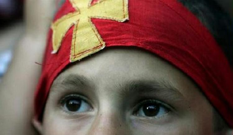 En montenegrinsk dreng med det nationale emblem. - Foto: AP 
