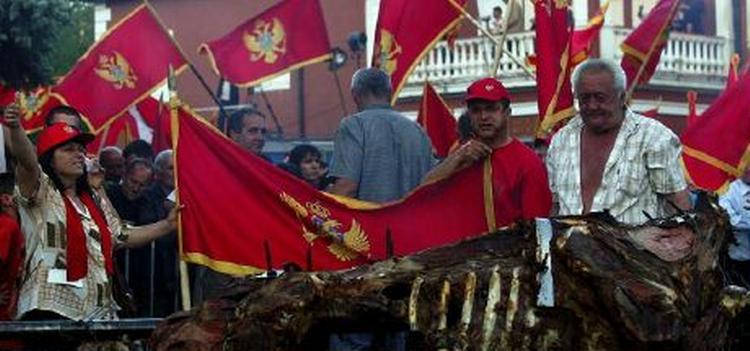 Glade montenegrinere jubler i byen Cetinje. - Foto: AP 