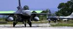 En græsk F-16-jager triller ud på startbanen i den græske militærbase Nea Anchialos. - Foto: AP 