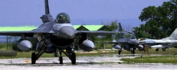 En græsk F-16-jager triller ud på startbanen i den græske militærbase Nea Anchialos. - Foto: AP 