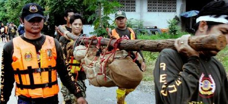 27 er dræbt og 100 savnes efter voldsomme regnskyl i Thailand - Foto: AP 