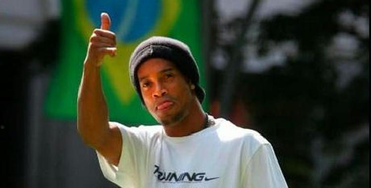 Ronaldinho håber inderligt, at Wayne Rooney kommer til at spille en rolle ved VM. - Foto: AP. 
