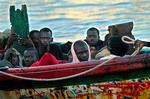 Endnu en ladning bådflygtninge fra Afrika ankommer her til havnen i Los Cristianos på Tenerife i sidste uge. Antallet af afrikanere, der søger til Europa via De Kanariske Øer, er femdoblet siden sidste år. - Foto: Arturo Rodriguez/AP 