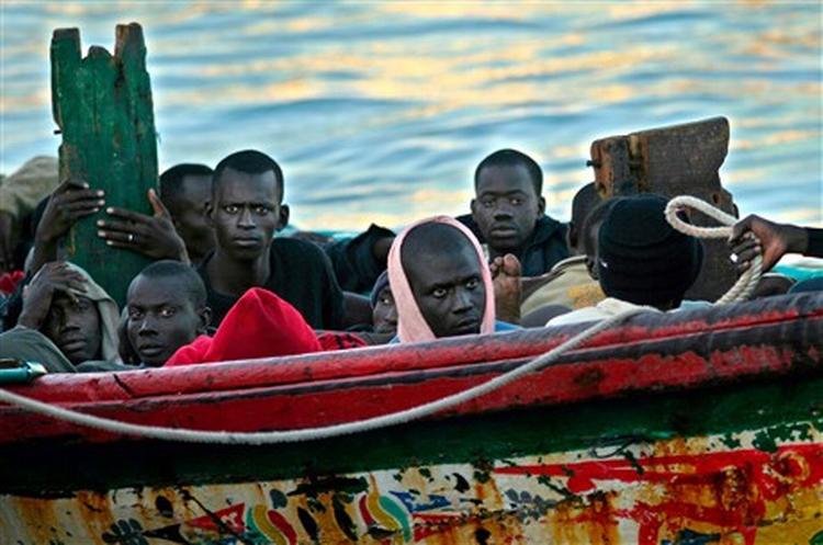 Endnu en ladning bådflygtninge fra Afrika ankommer her til havnen i Los Cristianos på Tenerife i sidste uge. Antallet af afrikanere, der søger til Europa via De Kanariske Øer, er femdoblet siden sidste år. - Foto: Arturo Rodriguez/AP 