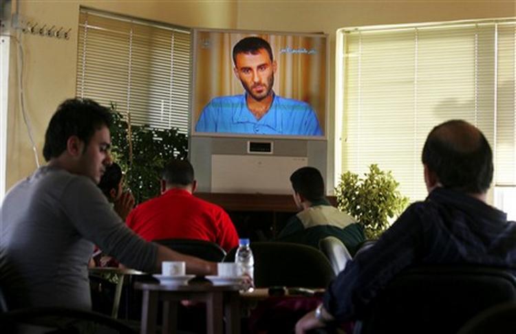 Ziad Khalaf al-Kerbouly, der har arbejdet som irakisk toldbetjent, tonede forleden frem på jordansk tv, hvor han uden at vise tegn på anger eller andre følelser åbent fortalte om de mord og kidnapninger, han har udført for al-Qaeda.   Foto: AP 