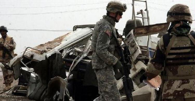 Amerikanske og irakiske soldater på patrulje sammen. De irakiske soldater er ikke klar til at løfte opgaven alene, mener militær tænketank. - Foto: AP 