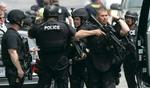 Store politistyrker afspærrede Capitol Hill efter alarmen. - Foto: AP 
