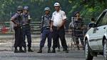 Politiet bevogter atter Aung San Suu Kyi. - Foto: AP 