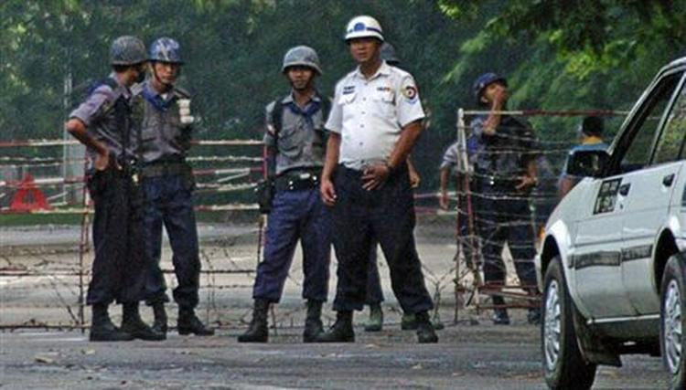 Politiet bevogter atter Aung San Suu Kyi. - Foto: AP 