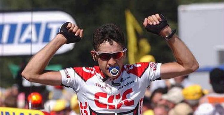 Carlos Sastre gjorde sig særligt bemærket, da han vandt 13. etape af Tour de France i 2003. Kort før stregen fandt han en sut frem fra baglommen og puttede den i munden som en hilsen til sin datter. - Arkivfoto: AP 