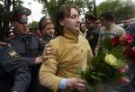»Det er en stor sejr. En absolut sejr. Se, hvad der sker«, sagde Alexejev - initiativtager til demonstrationen, da han blev slæbt væk af politiet. - Foto: AP 