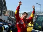Michael Schumacher er tilfreds - hans rival Fernando Alonso er vred. - Foto: AP 