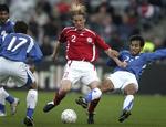 Danmarks Christian Poulsen under pres i kampen mod Paraguay i Århus. - Foto: Andres Szlavik 