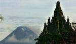 Prambanan som det så ud få dage før jordskælvet. I baggunden ses vulkanen Merapi. - Foto: AP 