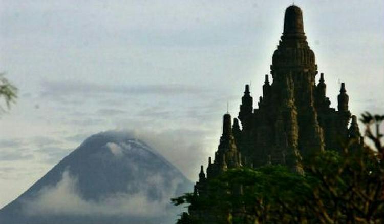 Prambanan som det så ud få dage før jordskælvet. I baggunden ses vulkanen Merapi. - Foto: AP 